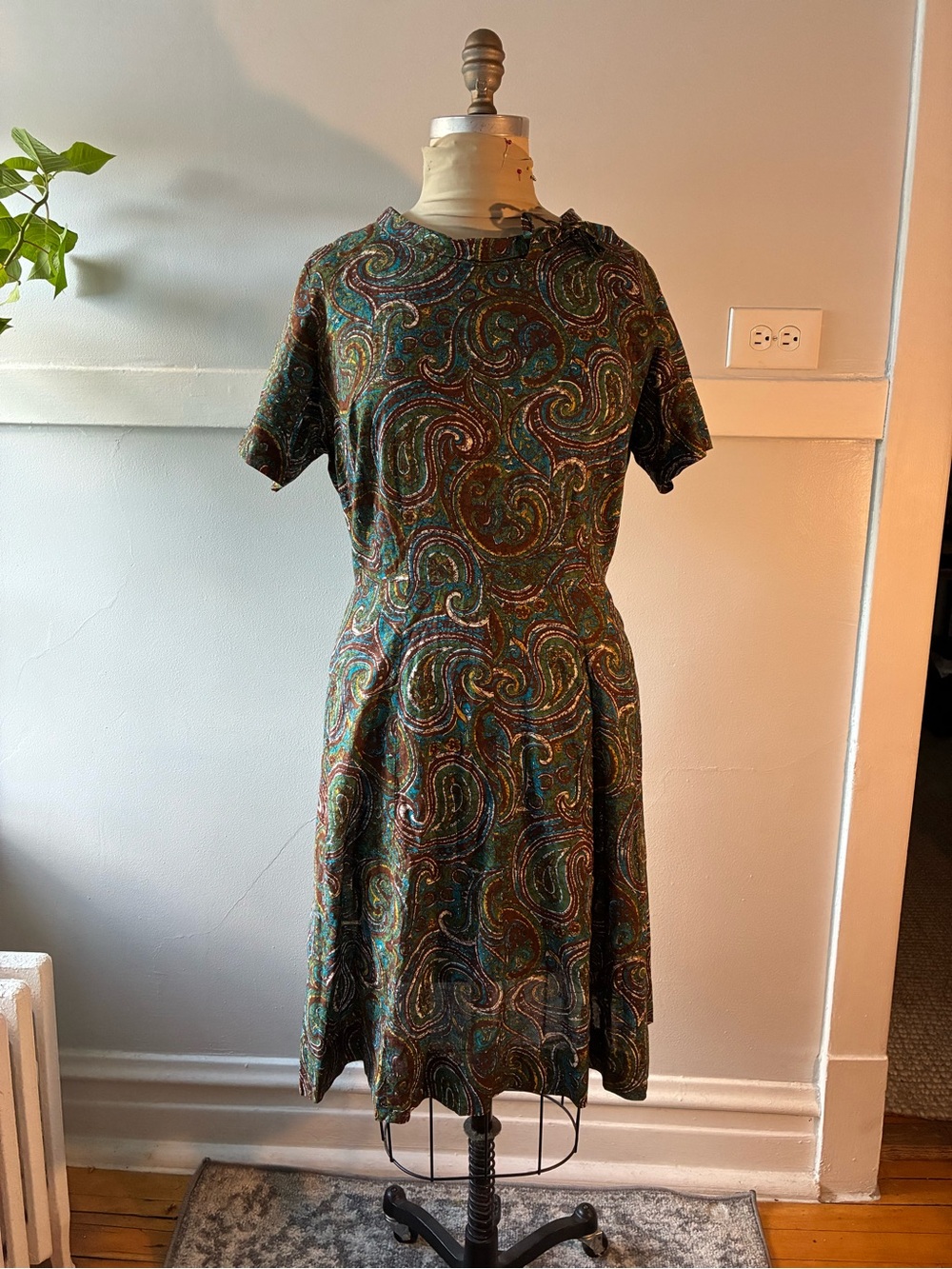 Vintage Short-Sleeve Paisley Midi Dress in Green and Brown